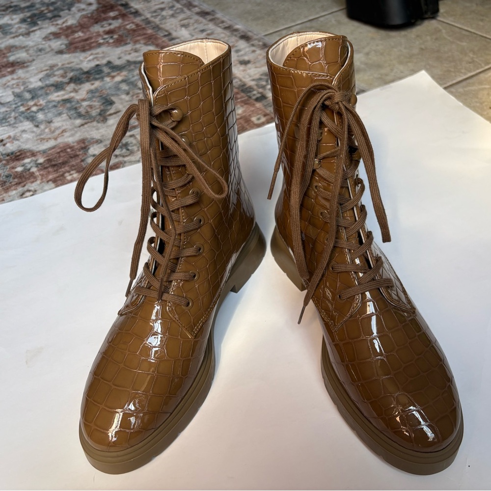 Stuart Weitzman Brown Croc-Embossed Leather Lace-Up Ankle Boots- size 7 B - Picture 5 of 13